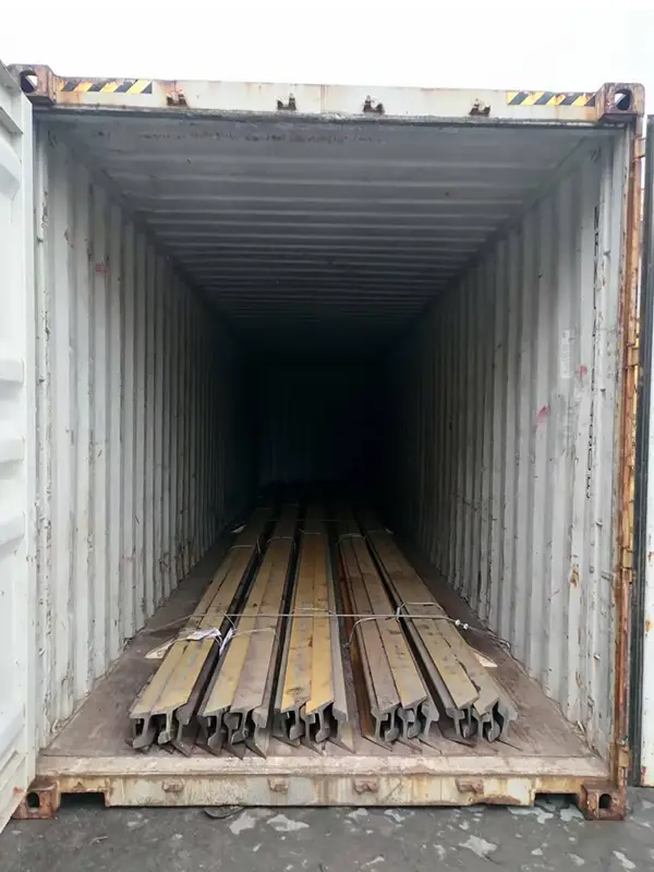 S49 steel rail export packaging with securing arrangement inside container